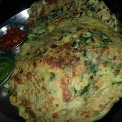 A picture of Spring onion potato paratha.