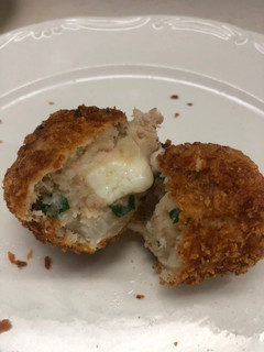 Una foto de Croquetas de papá y atún rellenas de queso a la Sonorense