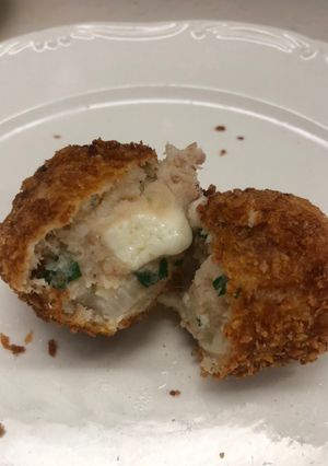 Una foto de Croquetas de papá y atún rellenas de queso a la Sonorense