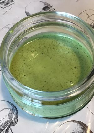Une photo de Sauce salade moutarde,avocat et persil