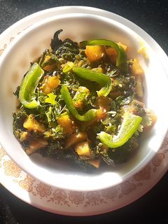 આલુ પાલક (Aloo Palak Recipe In Gujarati) રેસીપી મુખ્ય ફોટો
