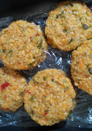 Una foto de Hamburguesas de arroz yamaní con verduras