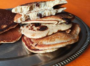 Una foto de Panqueques/pancakes de harina de avena, banana aceite de coco y pasta de maní 🥞