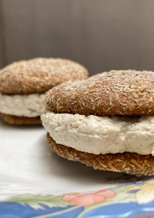 Una foto de Alfajores de canela