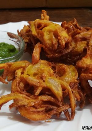 क्रिस्पी अनियन फ्रिटर्स-कांदे के भजिये-प्याज़ के पकोड़े (Crispy Kanda Bhajia recipe in Hindi) रेसिपी मुख्य फोटो
