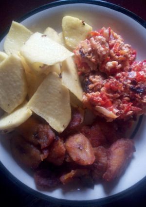 A picture of Fried yam and plantain with scrambled egg sauce.