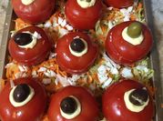Una foto de tomates rellenos con atún