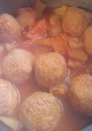 Una foto de Albóndigas de hamburguesa con guiso