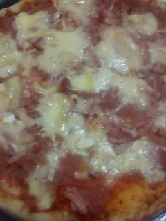 Una foto de Pizza masa con cerveza y orégano de jamon york beicon y queso brie