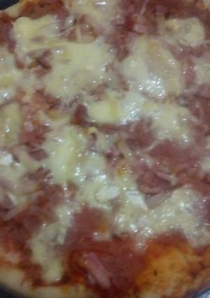 Foto principal de Pizza masa con cerveza y orégano de jamon york beicon y queso brie
