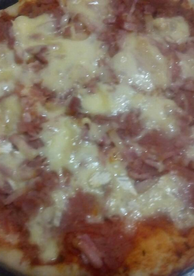 Una foto de Pizza masa con cerveza y orégano de jamon york beicon y queso brie