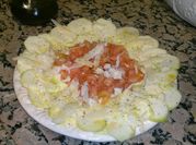 Una foto de carpaccio de calabacín con tomate