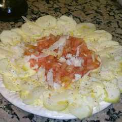 Una foto de Carpaccio de calabacín con tomate