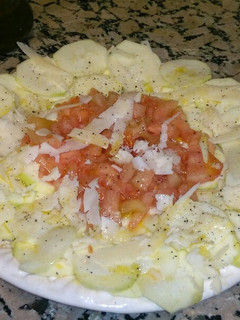 Una foto de Carpaccio de calabacín con tomate
