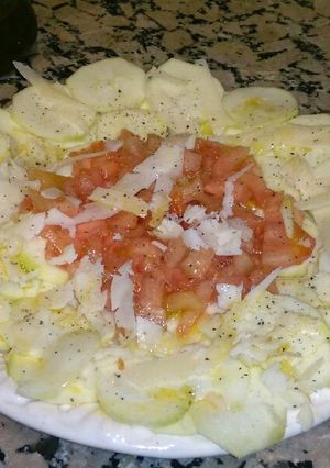 Una foto de Carpaccio de calabacín con tomate