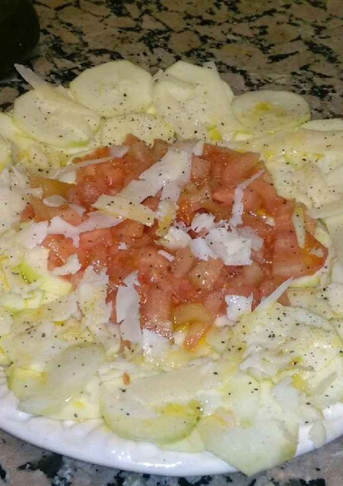 Una foto de Carpaccio de calabacín con tomate