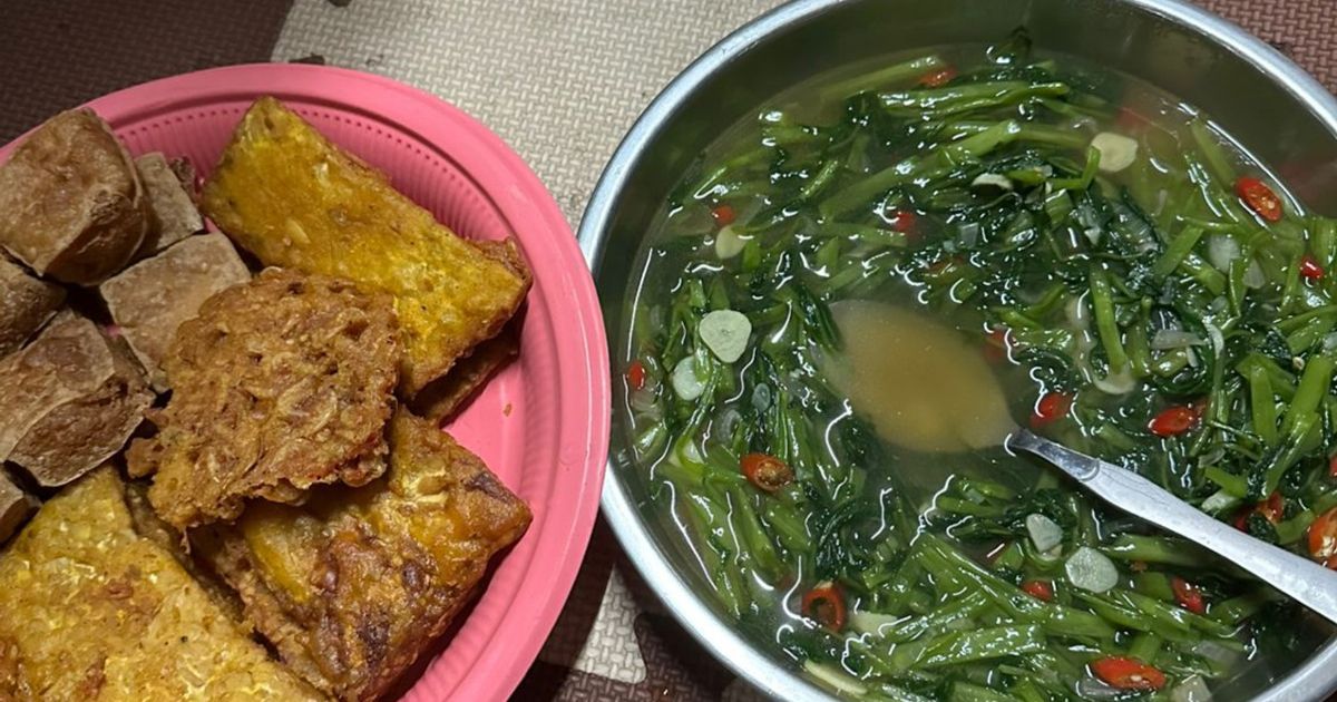 Tumis kangkung dan tempe goreng