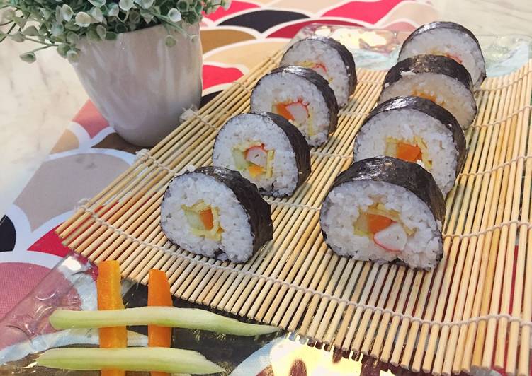 Langkah Mudah untuk mengolah Simpel Sushi Gulung dengan Nasi Pulen, Bisa Manjain Lidah