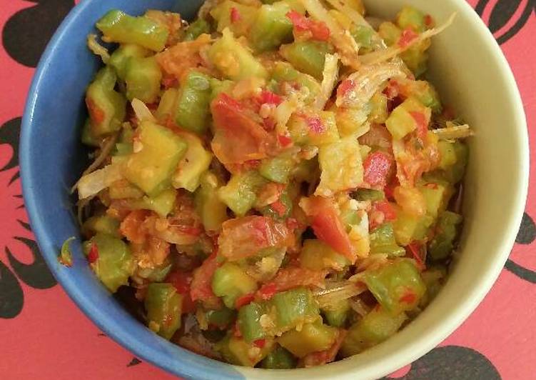 Proses Menyiapkan Sambal Pare, Menggugah Selera