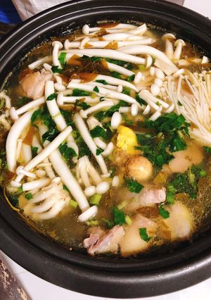 Hình của món Lẩu gà nấu lá giang.