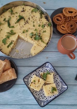 ખમણ (Khaman Recipe In Gujarati) રેસીપી મુખ્ય ફોટો