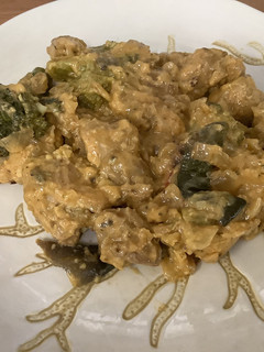Una foto de Pollo Korma con verduras