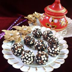 A picture of Chocolate Chips Laddu.