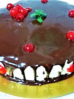 Una foto de Tarta con crema mascarpone y glaseo de chocolate