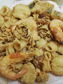 Una foto de Frito variado de chipirones, merluza y langostinos🦑🐟🦐