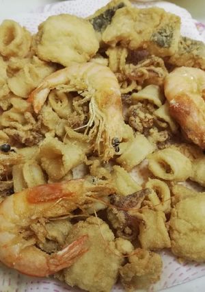 Una foto de Frito variado de chipirones, merluza y langostinos🦑🐟🦐
