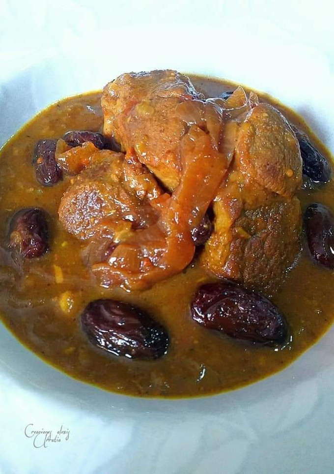 Una foto de Cordero guisado en salsa reducida de dos cebollas con pasas