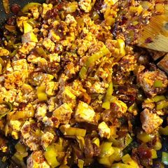 A picture of Tofu scramble with leeks and rose harissa - vegan.