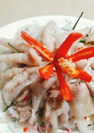 Hình của món Chân gà rút xương trộn lá chanh.