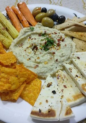 A picture of Lebanese Hummus.