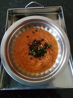 எளிமையான ருசியான வெங்காய சட்னி (Venkaaya chutney recipe in tamil) செய்முறை முக்கிய புகைப்படம்