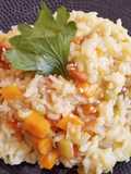 Guiso de arroz vegano en olla a presión eléctrica