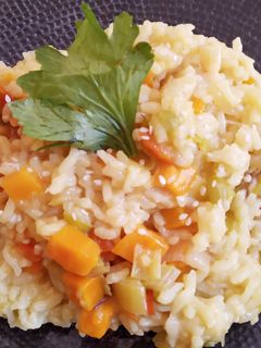 Una foto de Guiso de arroz vegano en olla a presión eléctrica