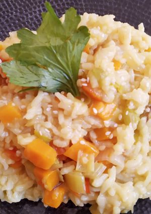 Una foto de Guiso de arroz vegano en olla a presión eléctrica