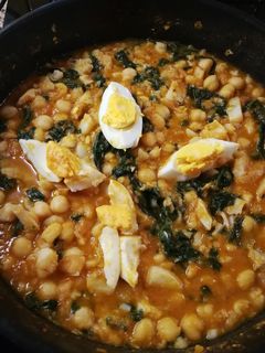 Una foto de Garbanzos con bacalao a mi manera