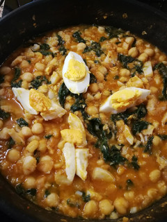 Una foto de Garbanzos con bacalao a mi manera