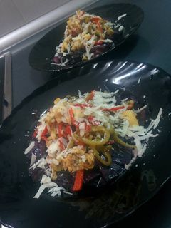 Una foto de Bacalao desmigado con pimientos sobre lombarda con sésamo y queso parmesano