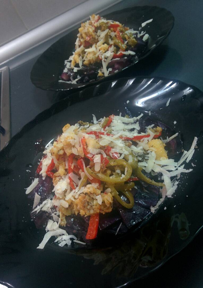 Una foto de Bacalao desmigado con pimientos sobre lombarda con sésamo y queso parmesano