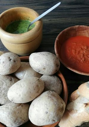 Una foto de Papas con mojos canarios