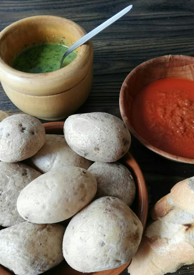 Una foto de Papas con mojos canarios