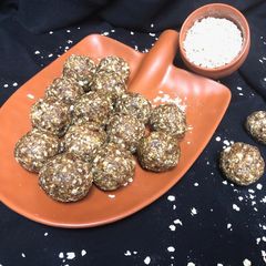 A picture of Oats and dates ladoo.