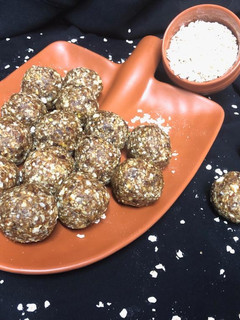 A picture of Oats and dates ladoo.