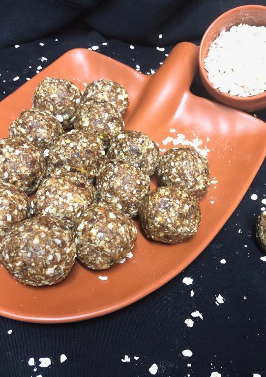 A picture of Oats and dates ladoo.