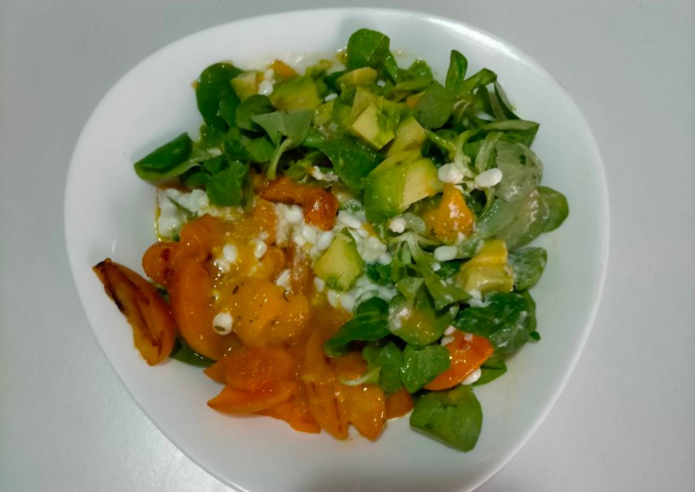 Ensalada templada de albaricoque a la plancha y queso cottage