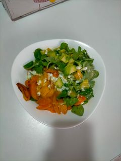 Una foto de Ensalada templada de albaricoque a la plancha y queso cottage