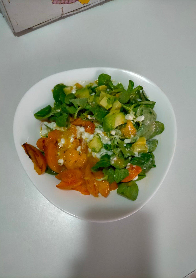 Una foto de Ensalada templada de albaricoque a la plancha y queso cottage